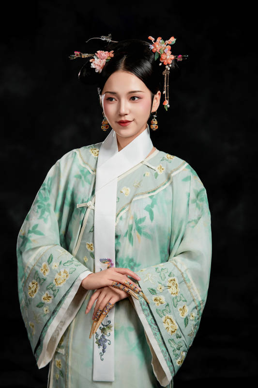 展示中国清朝宫廷服饰的亚洲女性图片