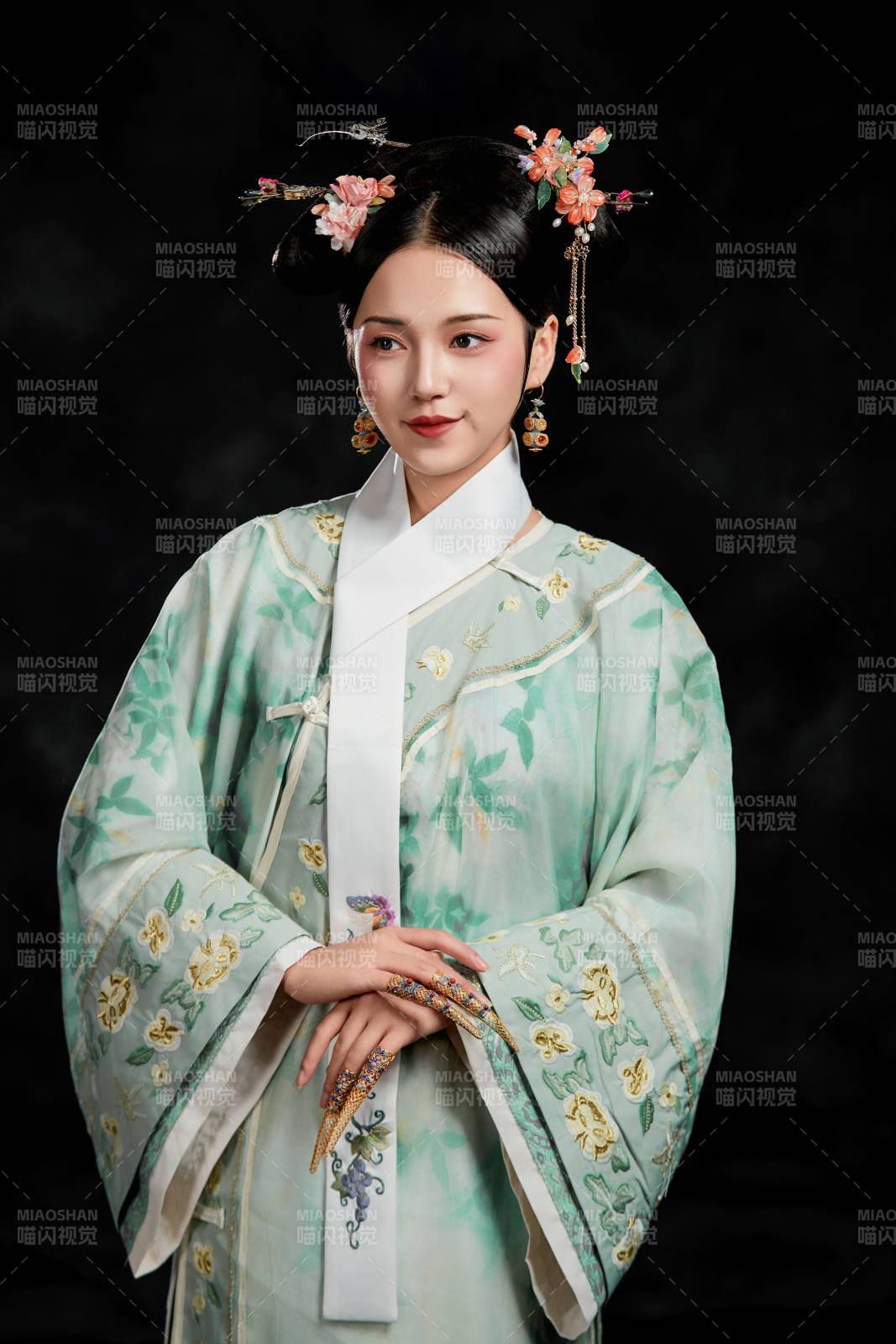 展示中国清朝宫廷服饰的亚洲女性图片