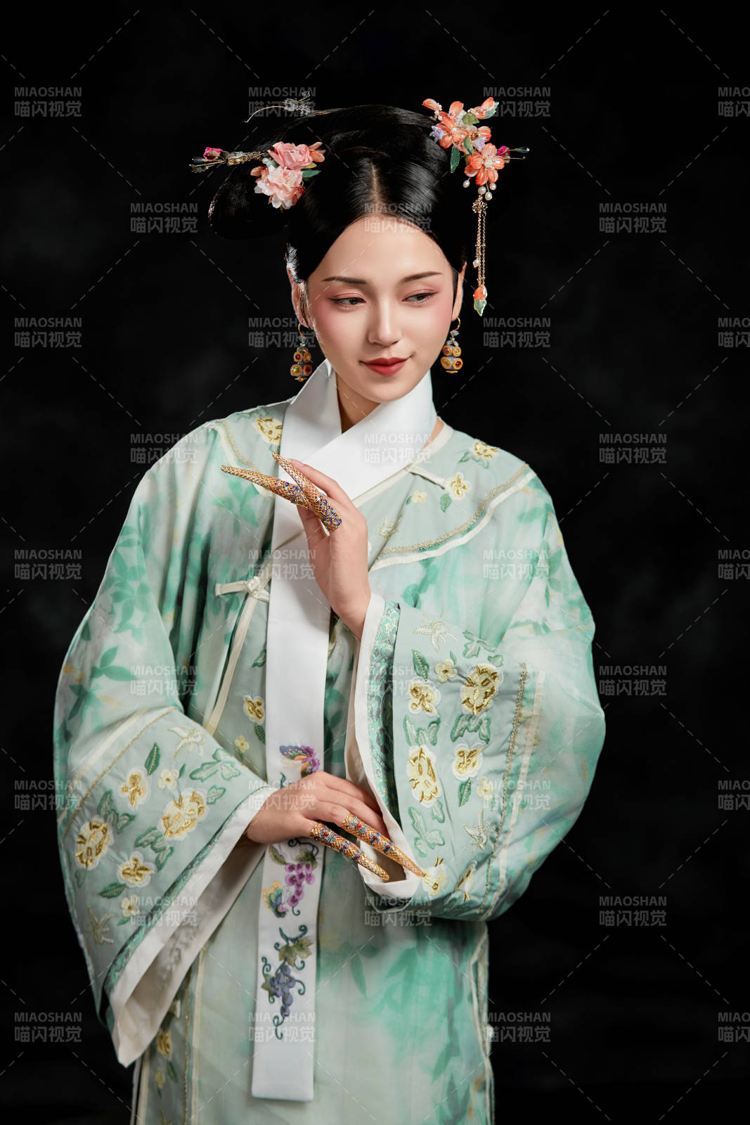 展示中国清朝宫廷服饰的亚洲女性图片