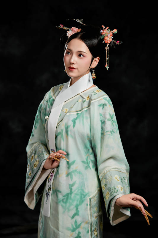 展示中国清朝宫廷服饰的亚洲女性图片