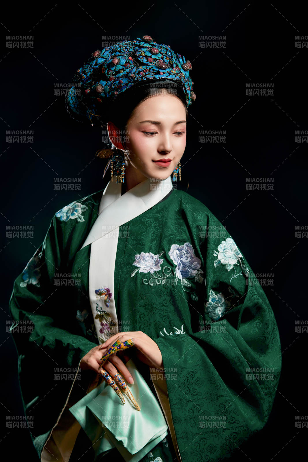 展示中国清朝宫廷服饰的亚洲女性图片