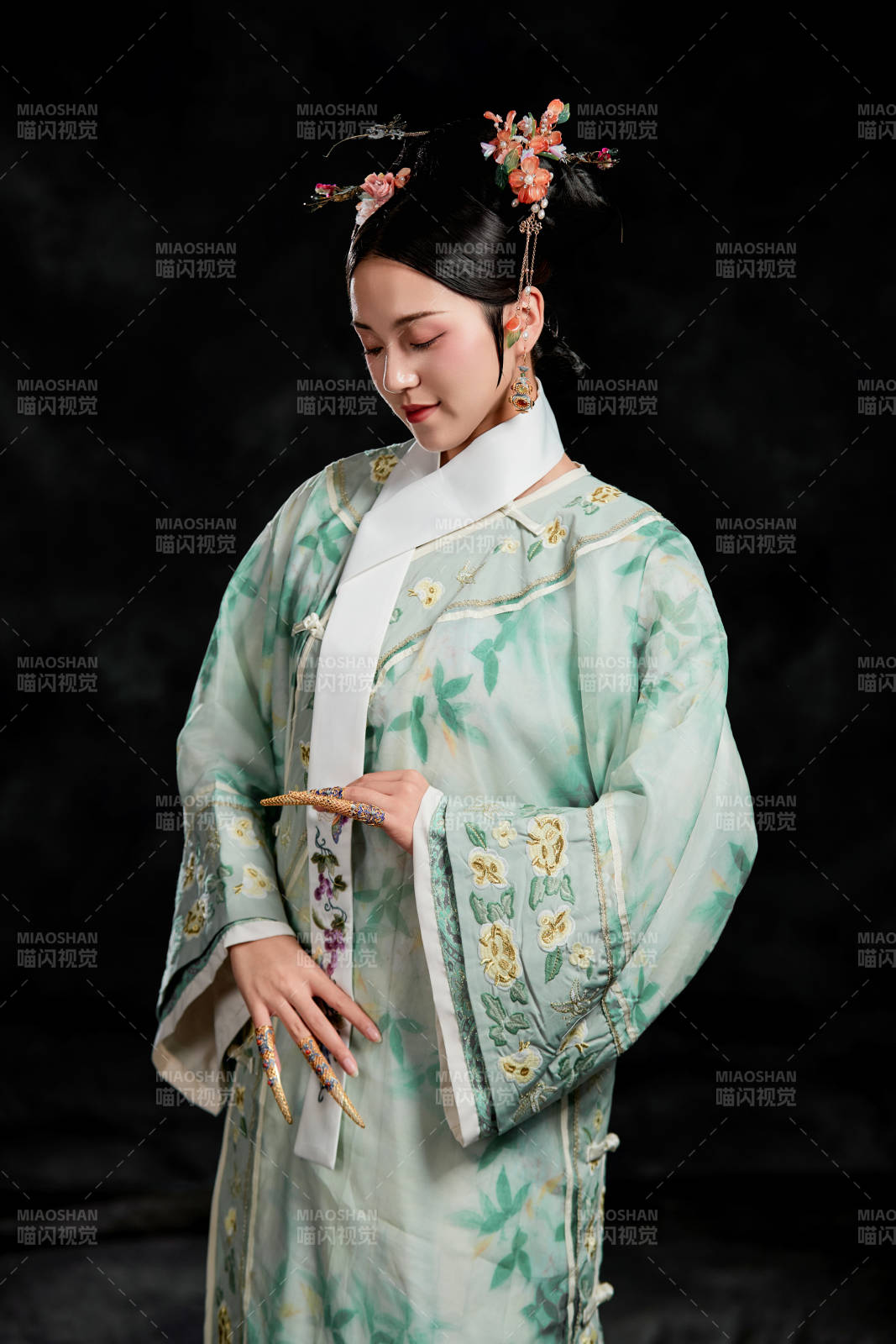 展示中国清朝宫廷服饰的亚洲女性图片