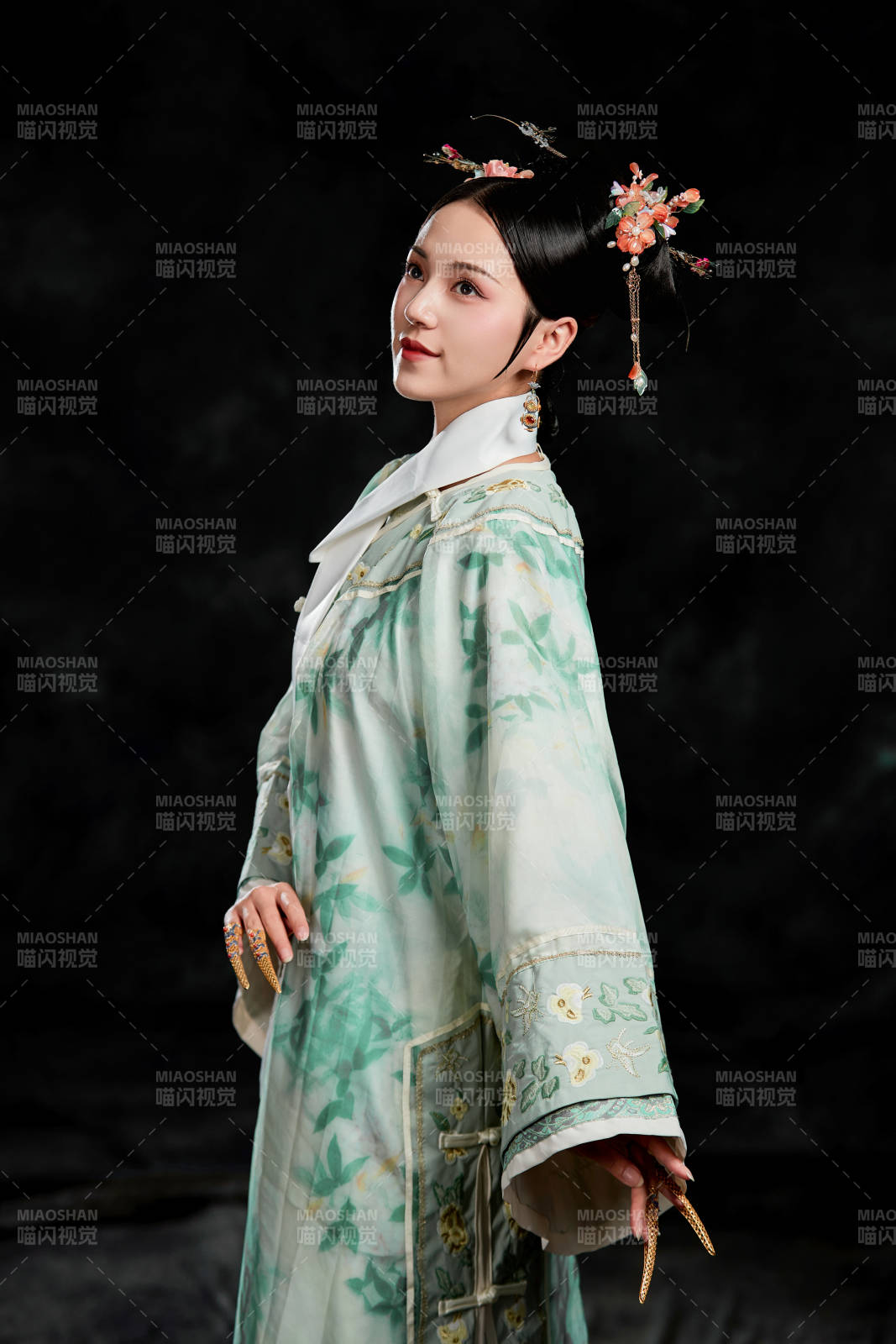 展示中国清朝宫廷服饰的亚洲女性图片