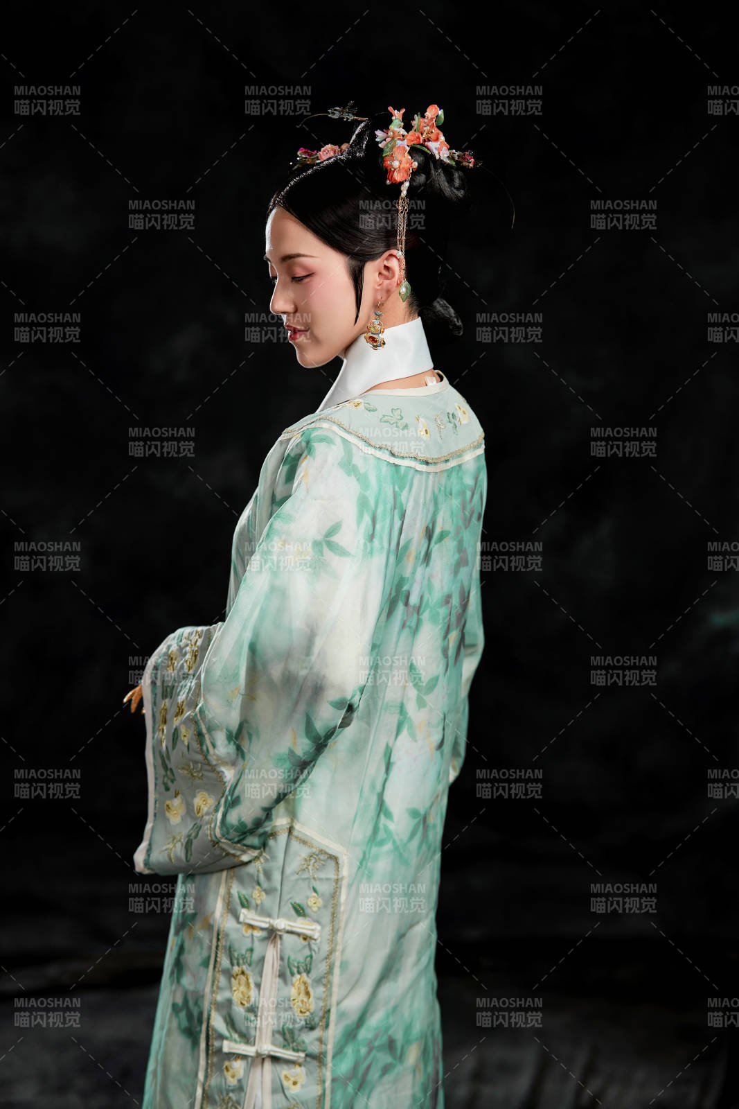 展示中国清朝宫廷服饰的亚洲女性图片