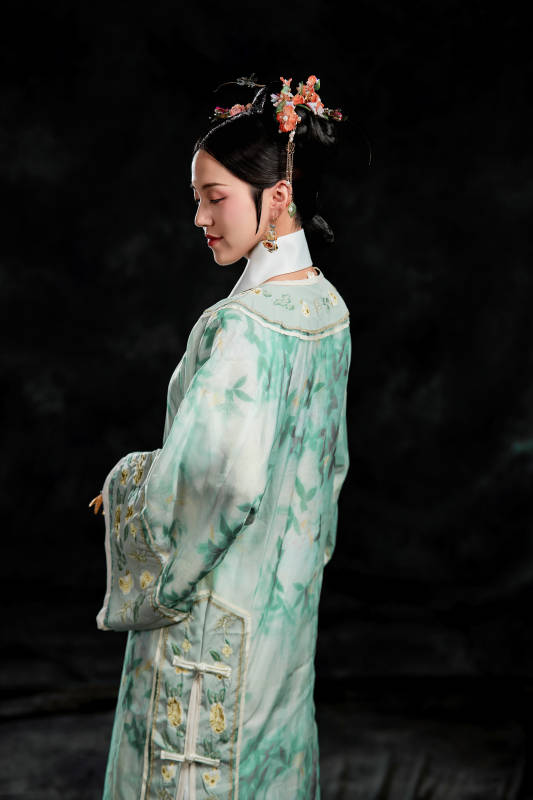 展示中国清朝宫廷服饰的亚洲女性图片