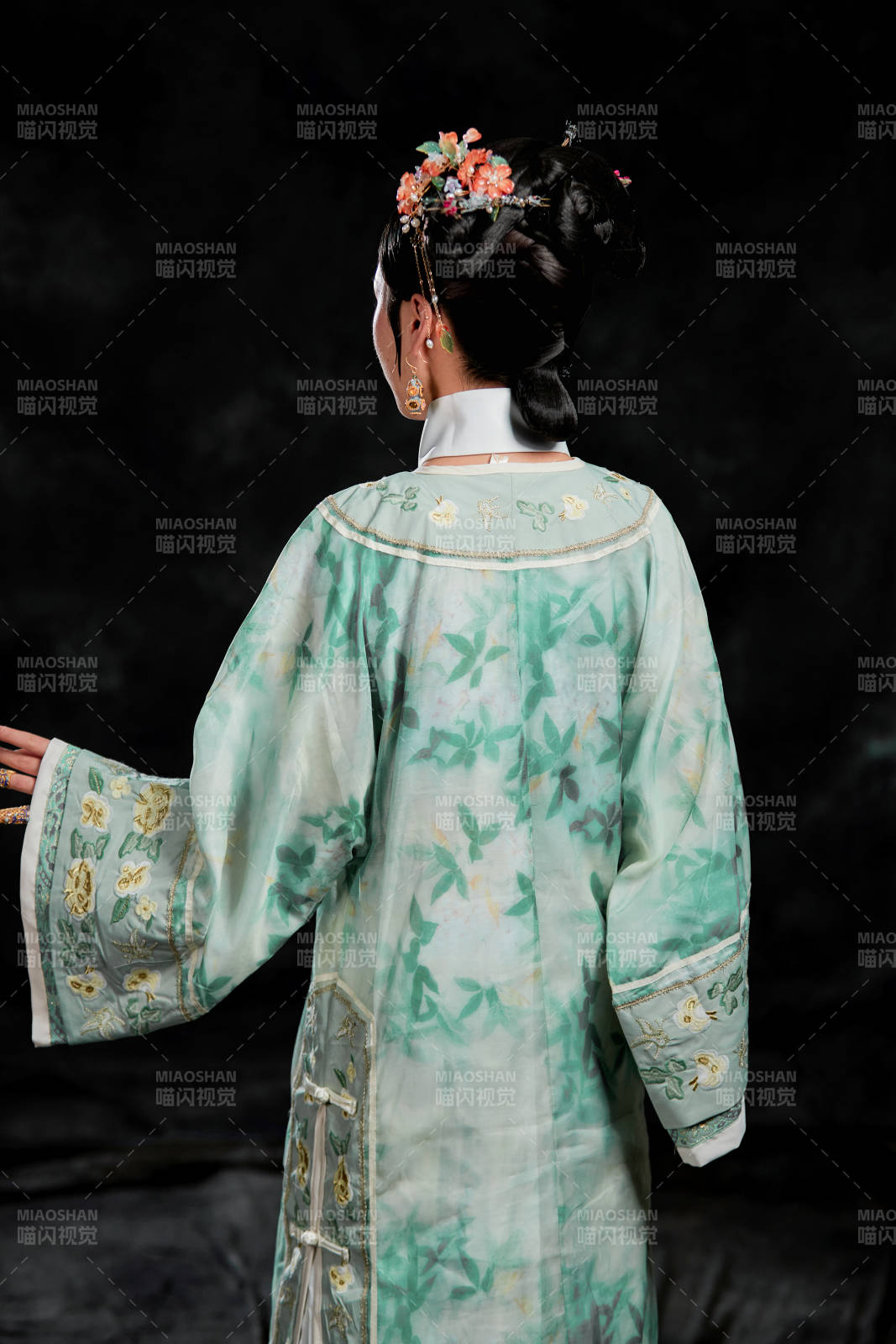 展示中国清朝宫廷服饰的亚洲女性图片