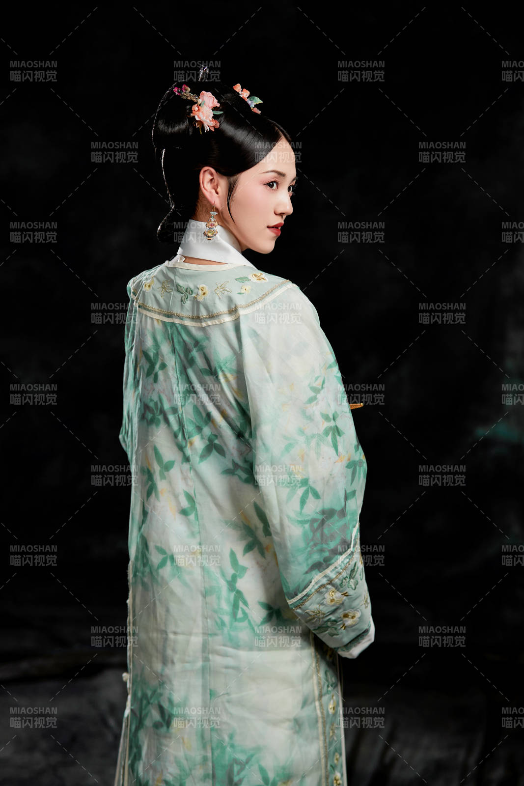 展示中国清朝宫廷服饰的亚洲女性图片