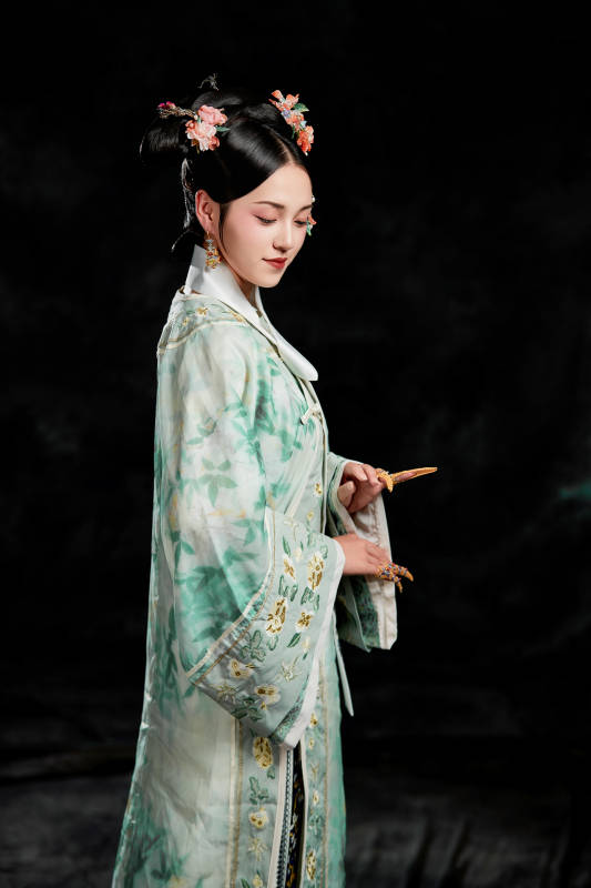 展示中国清朝宫廷服饰的亚洲女性图片