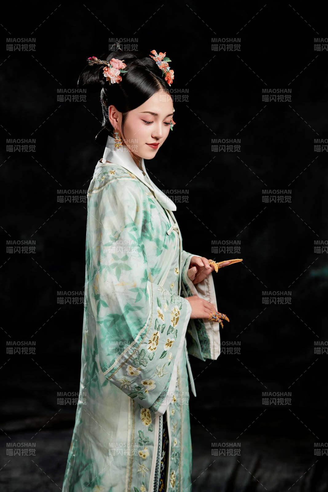 展示中国清朝宫廷服饰的亚洲女性图片