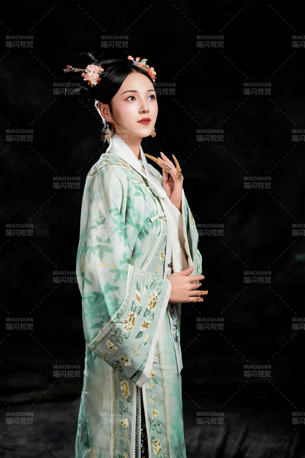 展示中国清朝宫廷服饰的亚洲女性图片