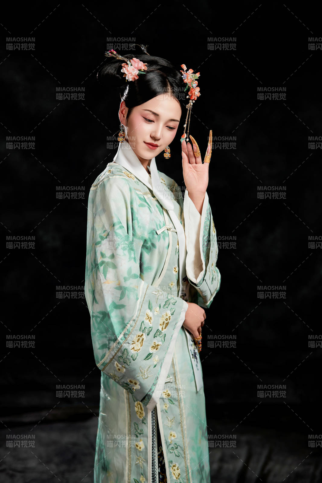 展示中国清朝宫廷服饰的亚洲女性图片