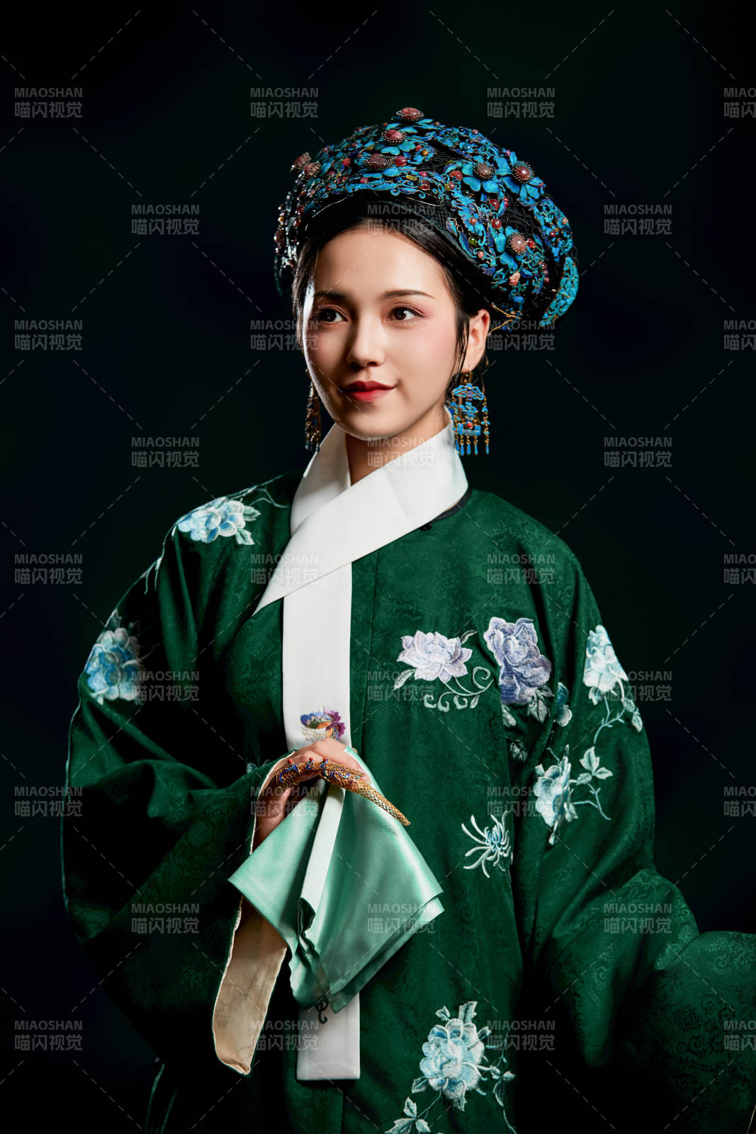 展示中国清朝宫廷服饰的亚洲女性图片