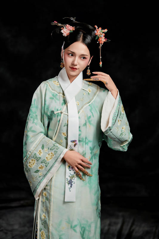 展示中国清朝宫廷服饰的亚洲女性图片