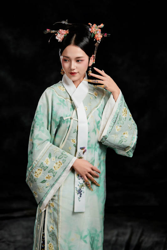 展示中国清朝宫廷服饰的亚洲女性图片