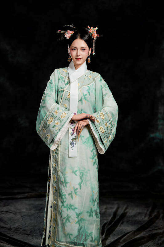 展示中国清朝宫廷服饰的亚洲女性图片