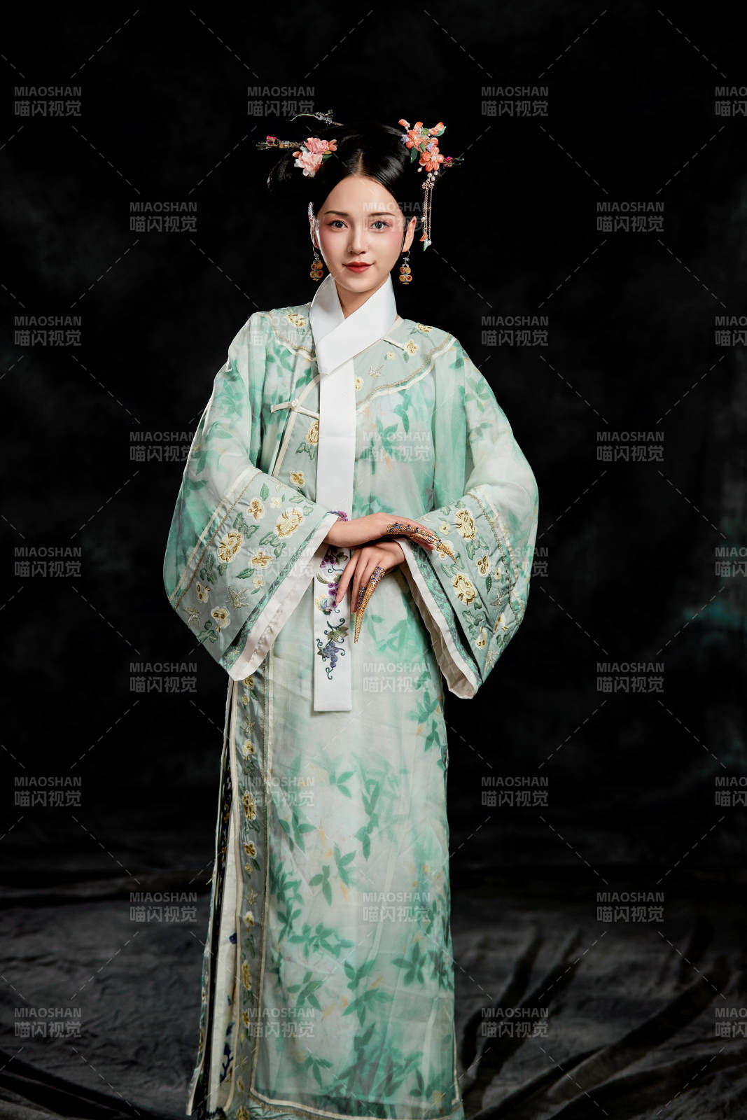 展示中国清朝宫廷服饰的亚洲女性图片