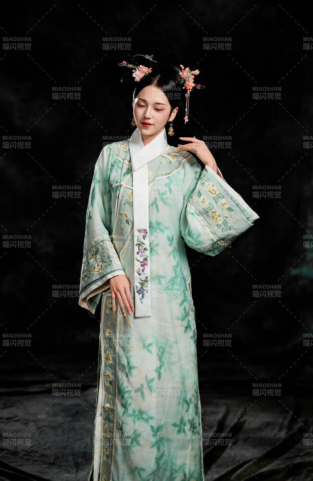 展示中国清朝宫廷服饰的亚洲女性图片