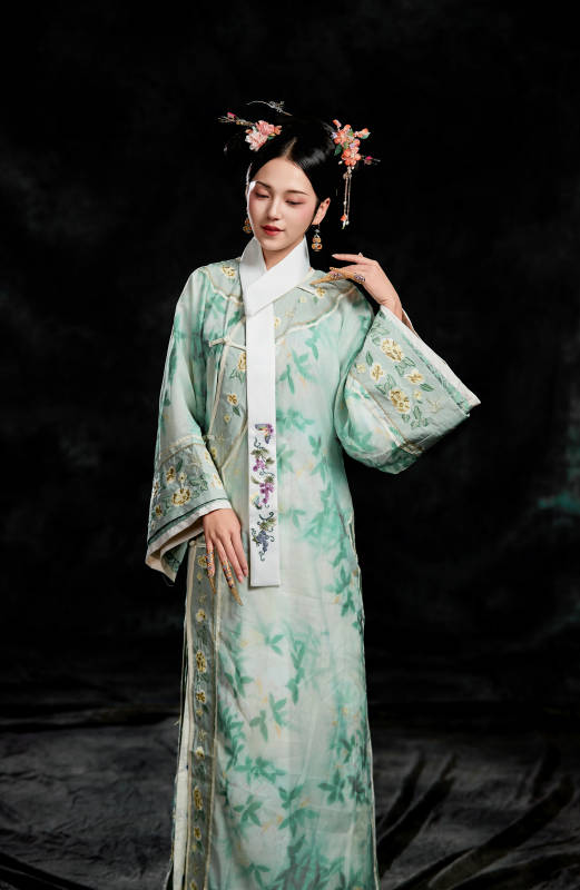 展示中国清朝宫廷服饰的亚洲女性图片