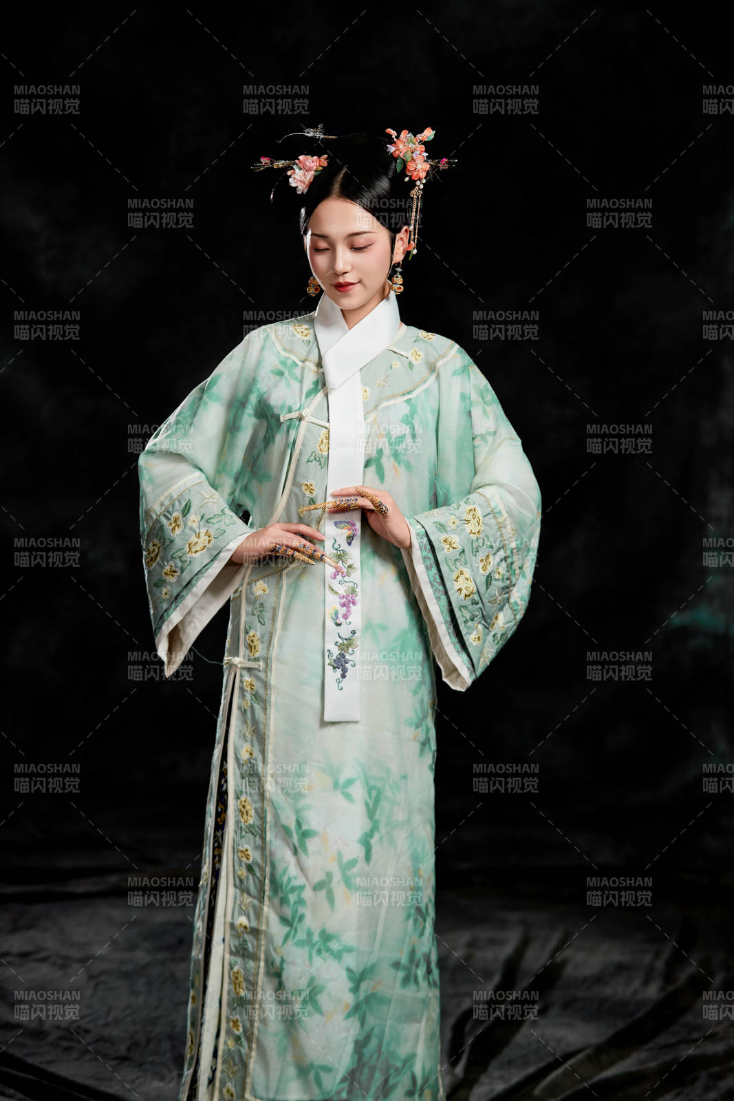 展示中国清朝宫廷服饰的亚洲女性图片