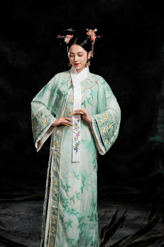 展示中国清朝宫廷服饰的亚洲女性图片