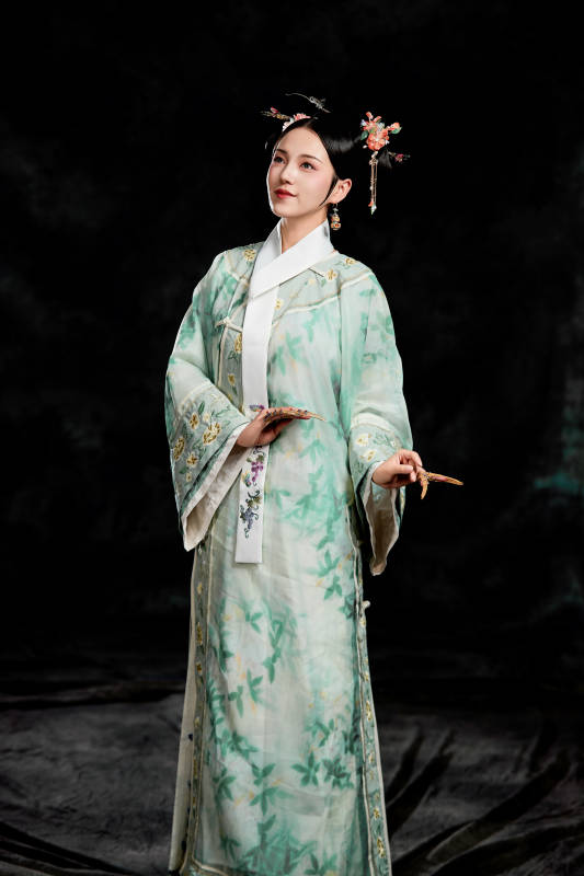 展示中国清朝宫廷服饰的亚洲女性图片