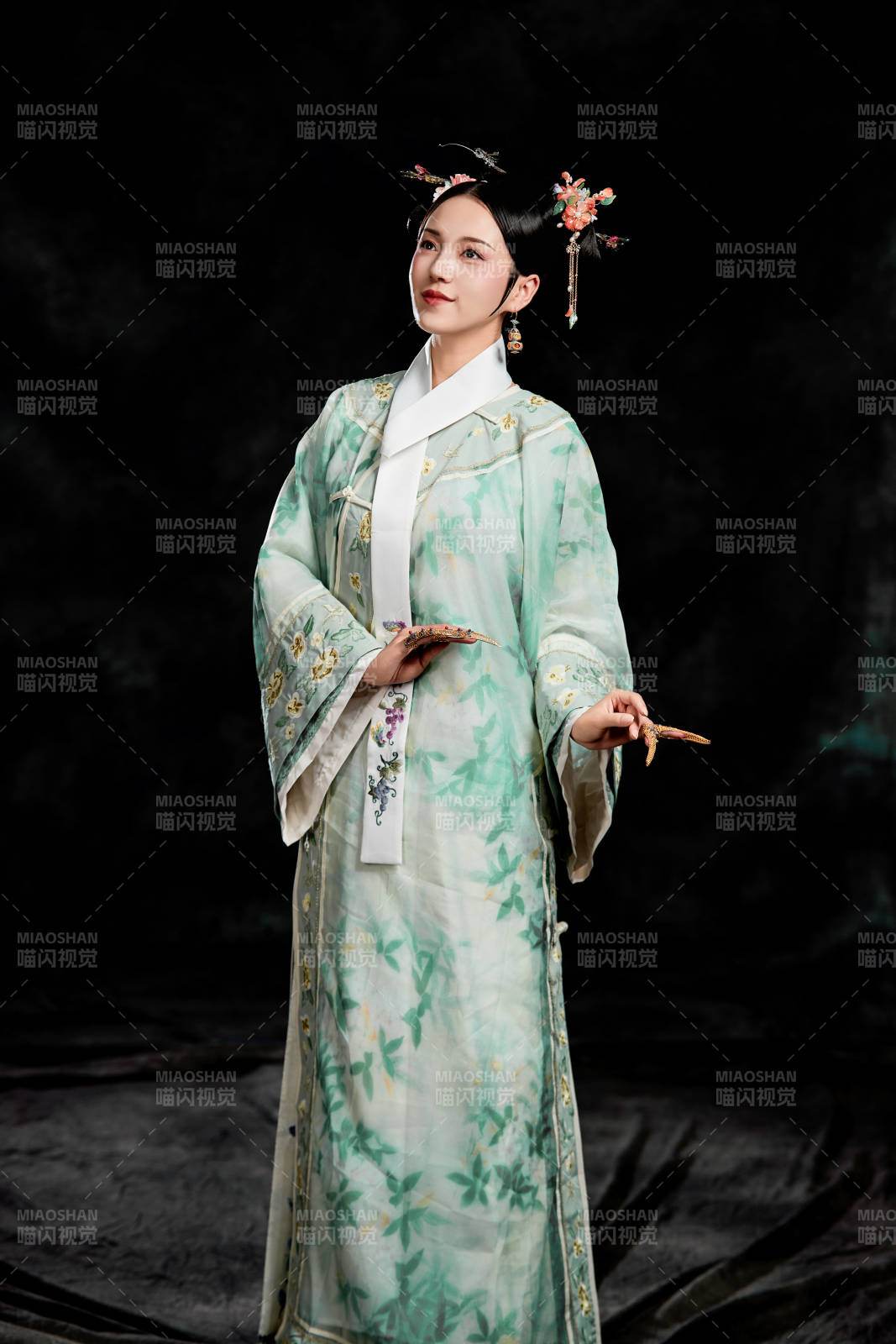 展示中国清朝宫廷服饰的亚洲女性图片