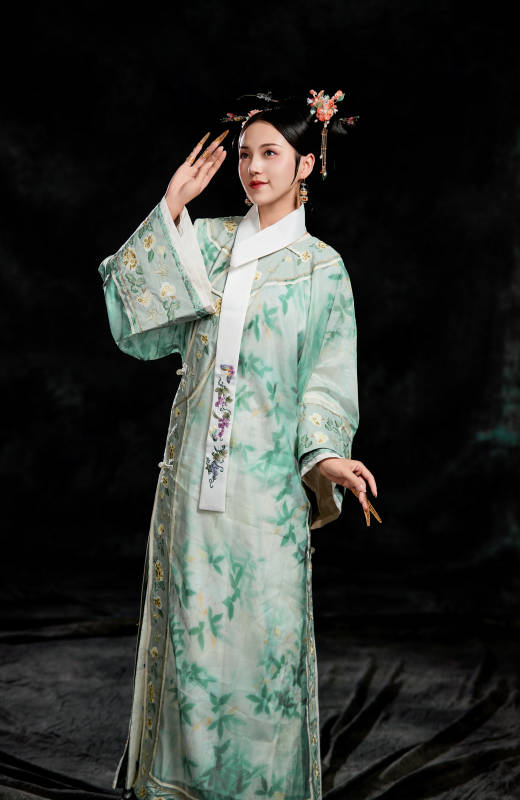 展示中国清朝宫廷服饰的亚洲女性图片