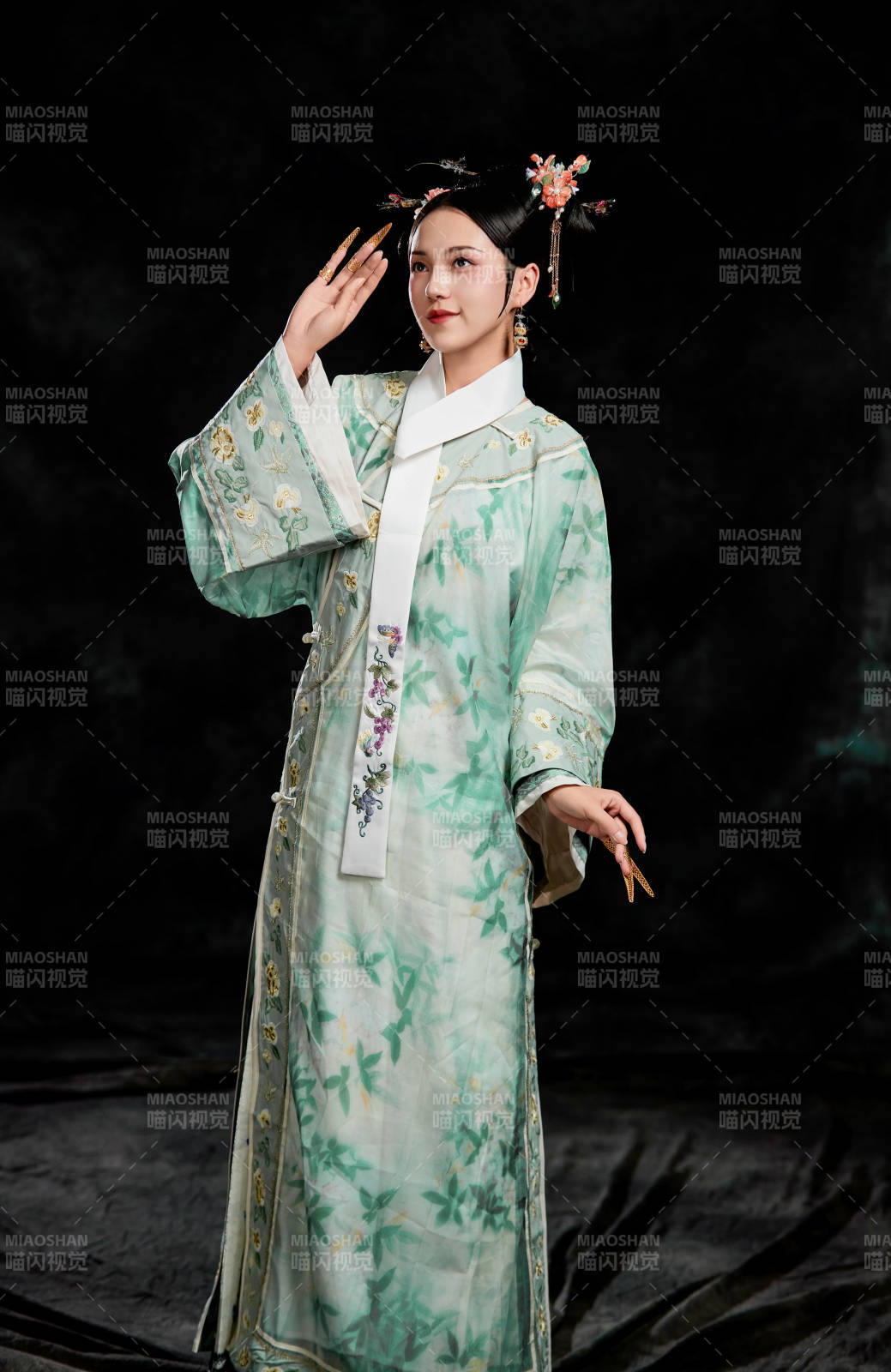 展示中国清朝宫廷服饰的亚洲女性图片