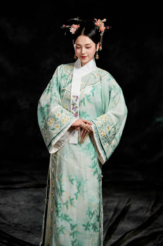 展示中国清朝宫廷服饰的亚洲女性图片