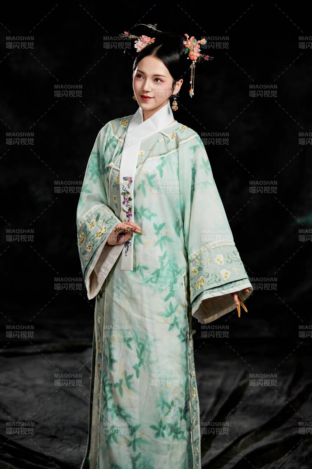 展示中国清朝宫廷服饰的亚洲女性图片