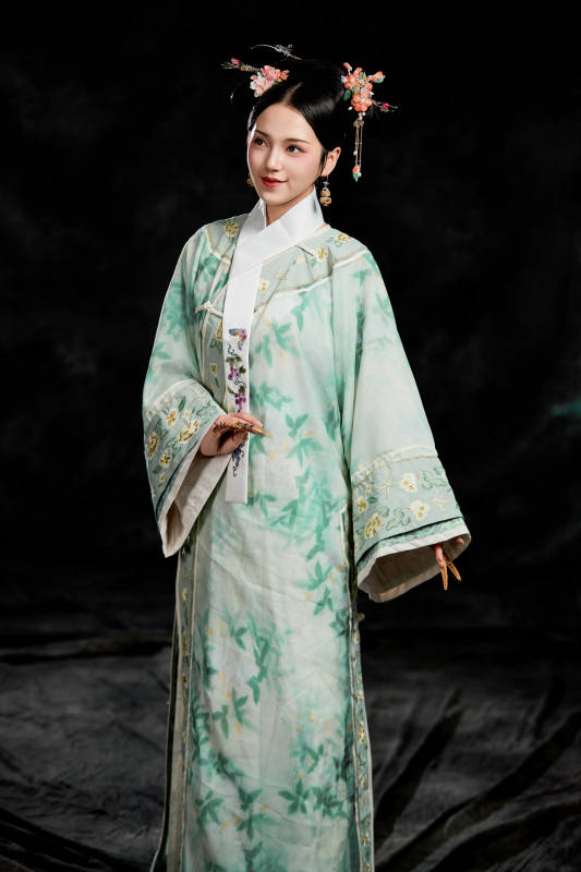 展示中国清朝宫廷服饰的亚洲女性图片