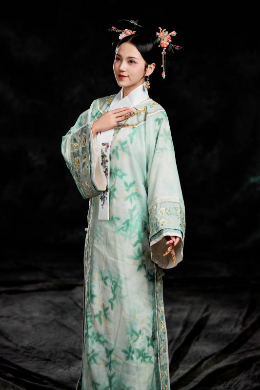 展示中国清朝宫廷服饰的亚洲女性图片