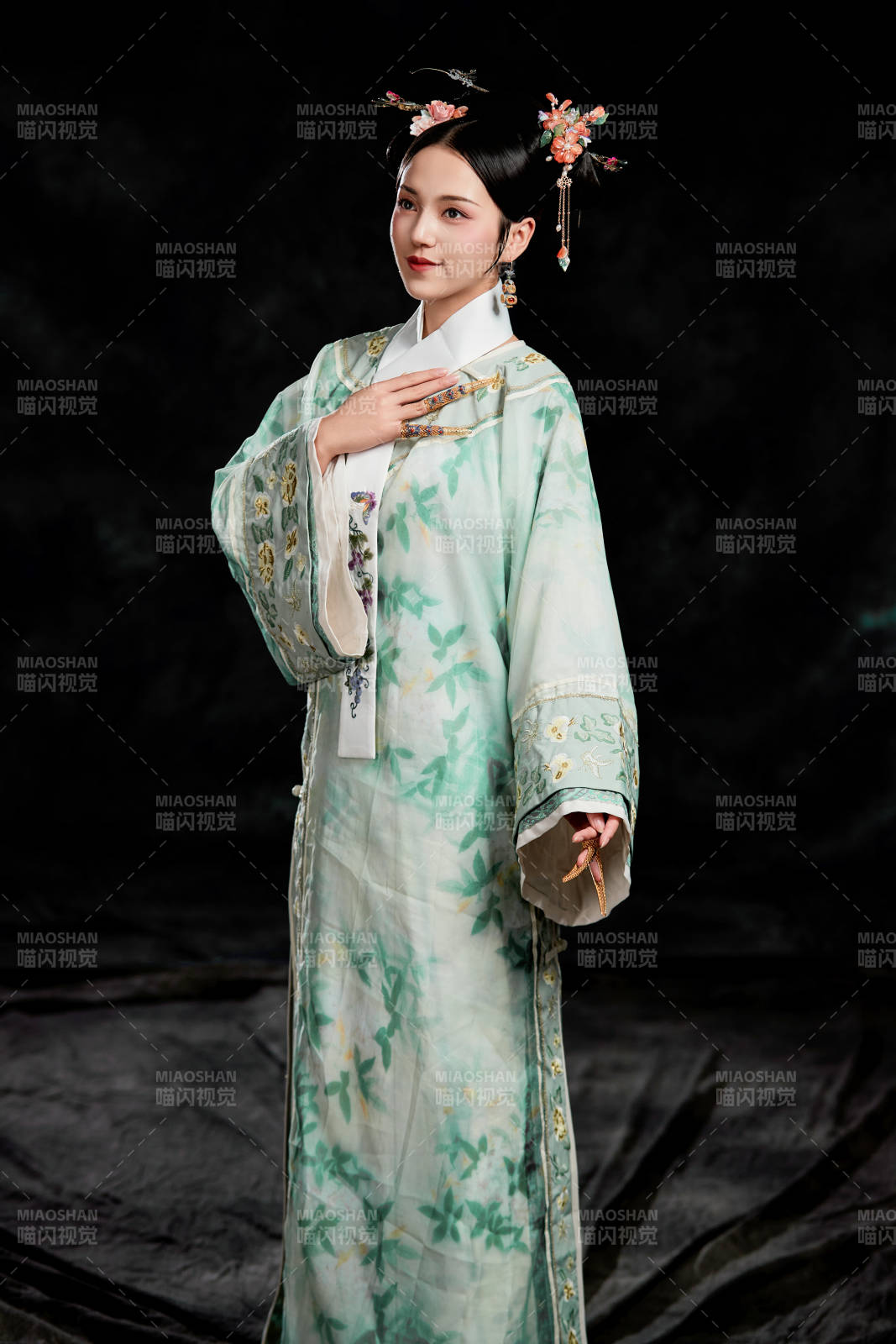 展示中国清朝宫廷服饰的亚洲女性图片