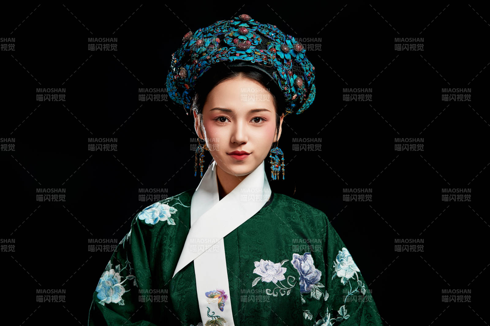 展示中国清朝宫廷服饰的亚洲女性图片