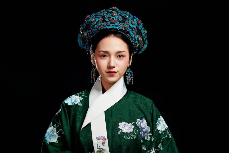 展示中国清朝宫廷服饰的亚洲女性图片