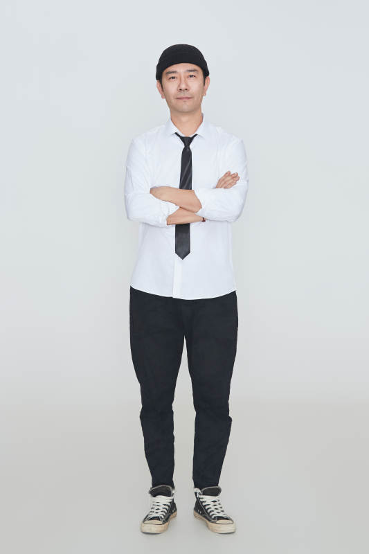 白色背景下的雅痞男士形象图片