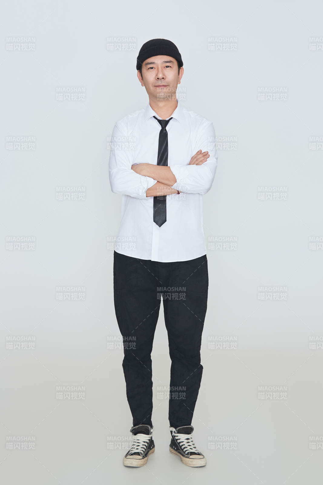 白色背景下的雅痞男士形象图片