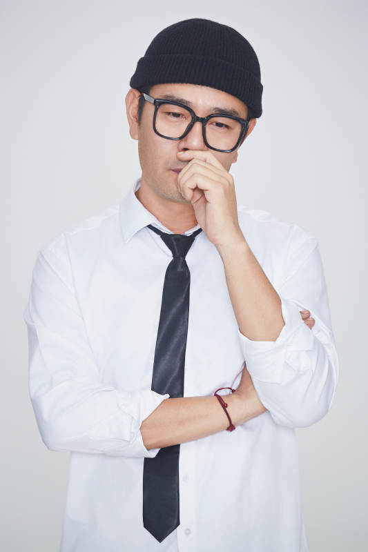 白色背景下的雅痞男士形象图片