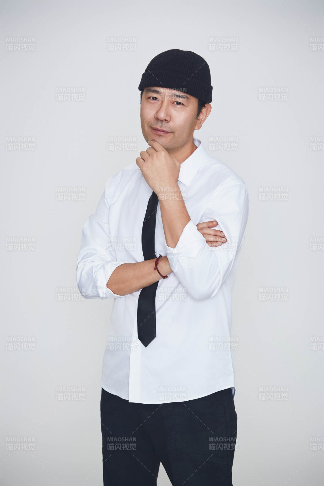 白色背景下的雅痞男士形象图片