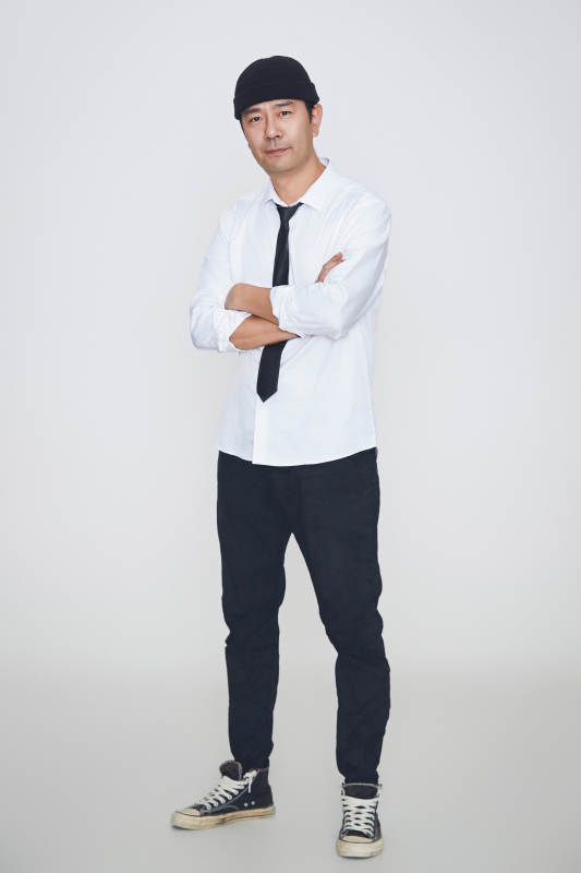 白色背景下的雅痞男士形象图片