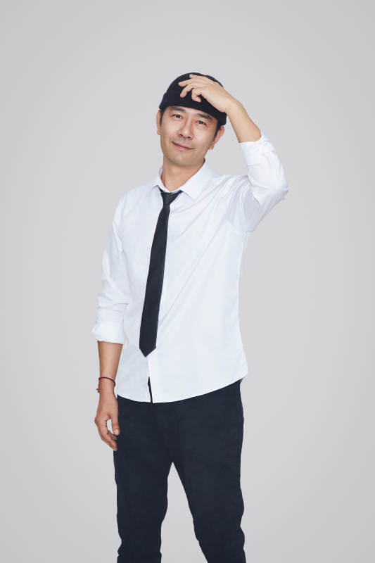 白色背景下的雅痞男士形象图片