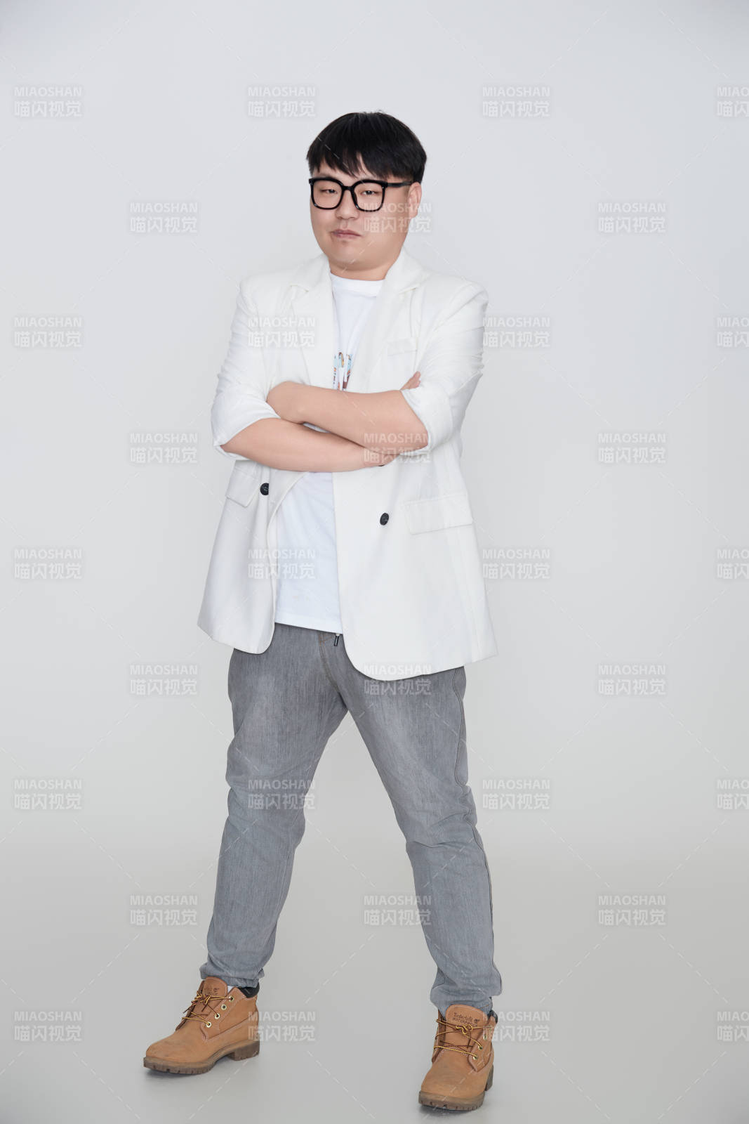 白色背景下的快乐胖男士图片