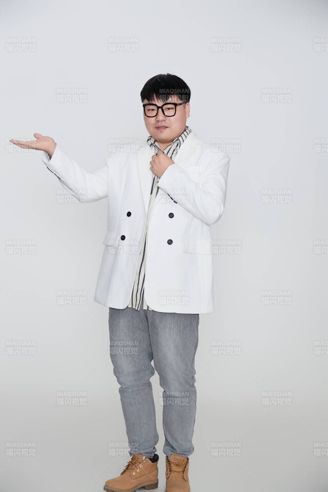 白色背景下的快乐胖男士图片