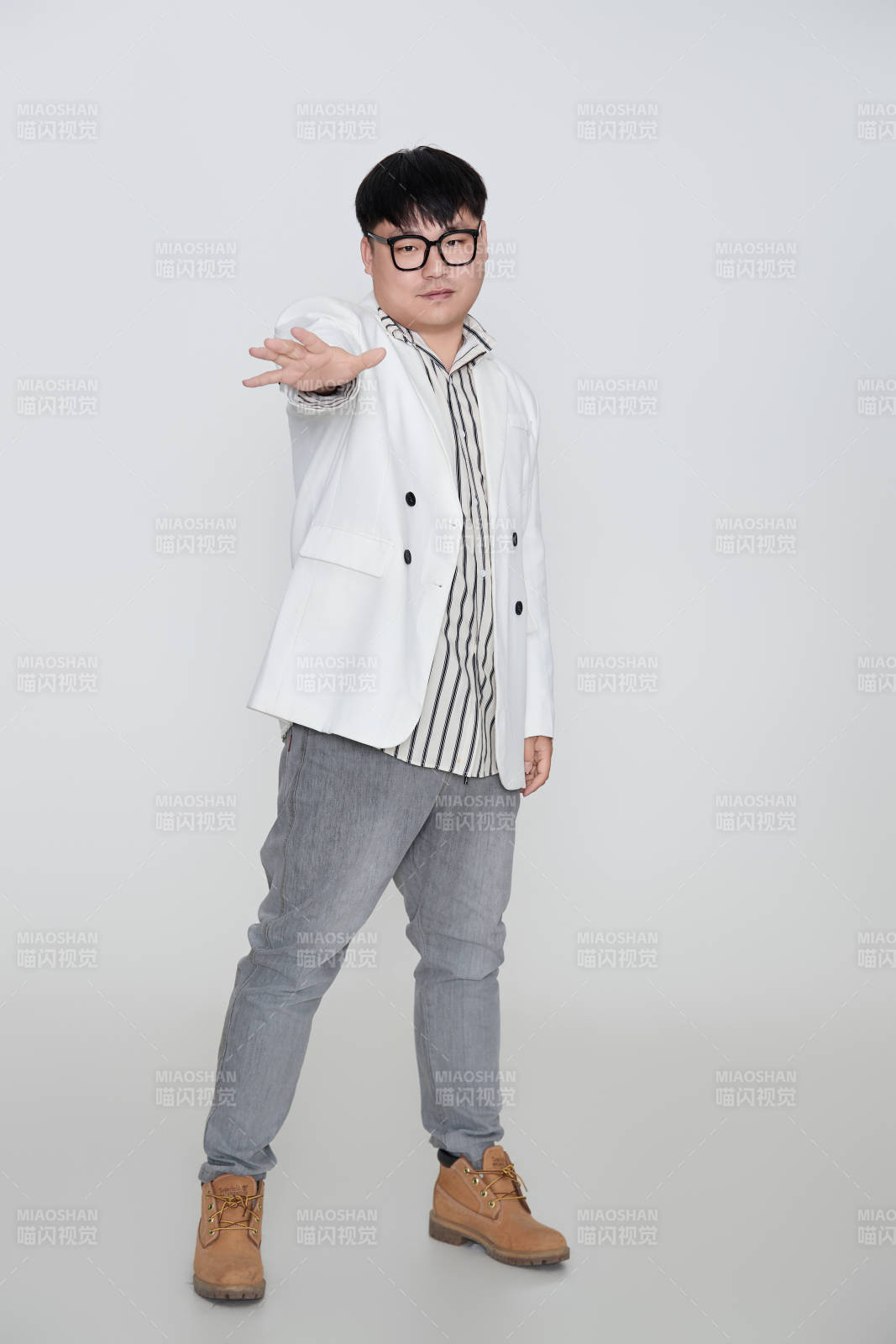 白色背景下的快乐胖男士图片