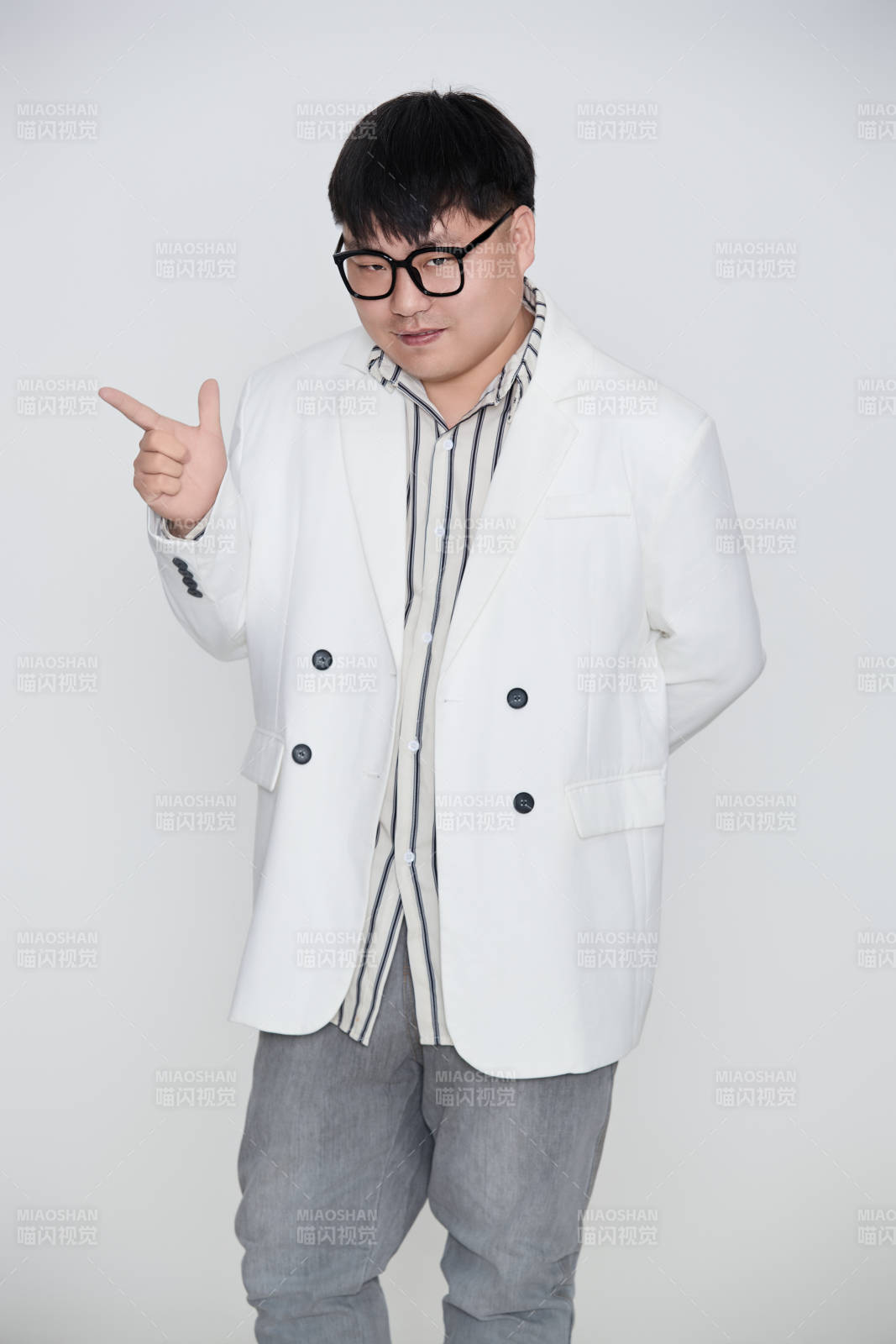 白色背景下的快乐胖男士图片