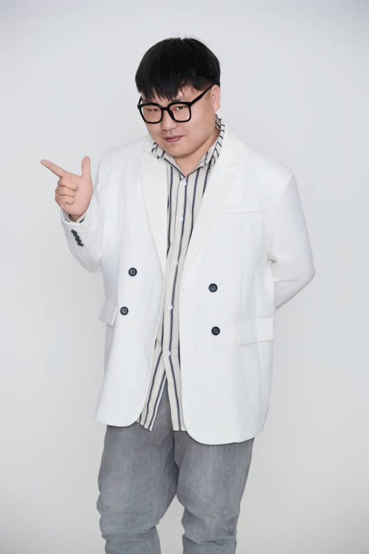 白色背景下的快乐胖男士图片