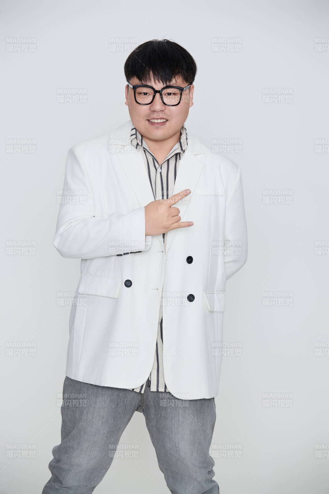 白色背景下的快乐胖男士图片