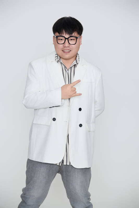 白色背景下的快乐胖男士图片