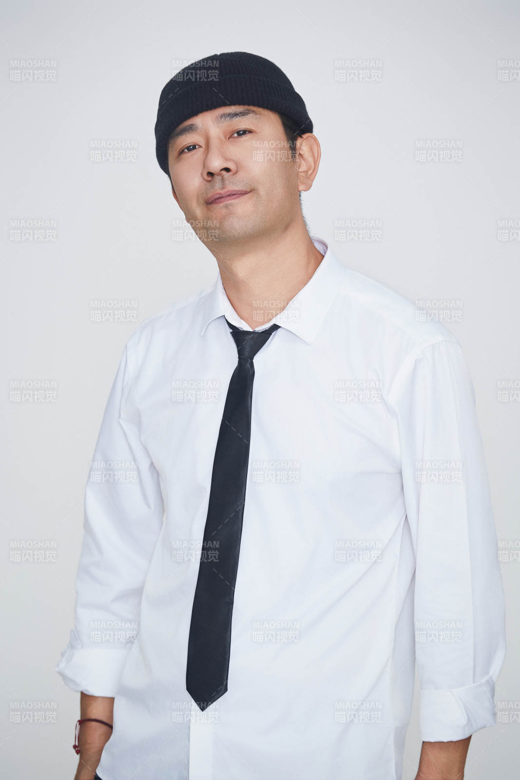 白色背景下的雅痞男士形象图片