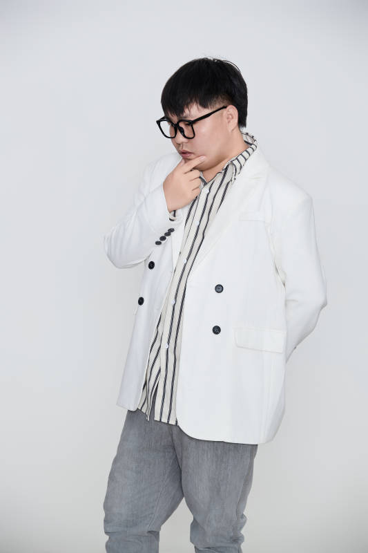 白色背景下的快乐胖男士图片